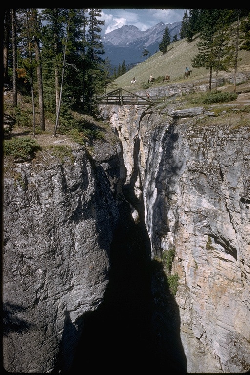 Narrow canyon/rift